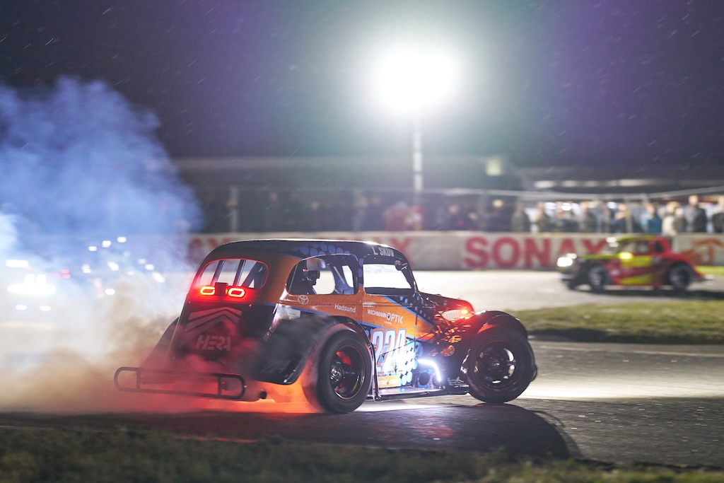 Der plejer at Efter målflaget starter festen for Legend Car-kørerne.være fri leg blandt Legend-kørerne, når finalen er overstået ved Night Race.
(Foto: Stumpphoto)
